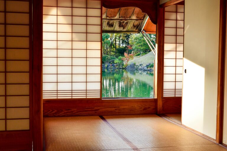 The Serenity of Shoji: Japanese Paper Screens in Modern Asian Interior Design